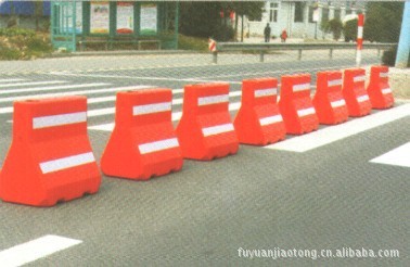 【塑料隔離墩小水馬 貼箭頭膜 道路施工專用水馬 安全墩 灌水式水馬】?jī)r(jià)格,廠家,圖片,路障,天臺(tái)縣富元交通設(shè)施廠-