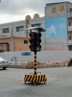 多時段臨時紅綠燈規(guī)范交通 五一假期出行不怕堵