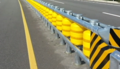 能旋轉的高速防護欄 智能交通新利器，守護出行安全